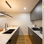 Luxury 4br Cozy Pool, Gym, Sauna, Wparking At Cbd Brisbane