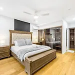 Luxury 4br Cozy Pool, Gym, Sauna, Wparking At Cbd Apartment
