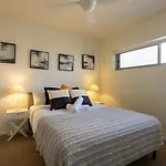 Modern 3br Riverside W Parking Near Shops And Park Apartment *