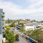 Modern 3br Riverside W Parking Near Shops And Park Apartment *
