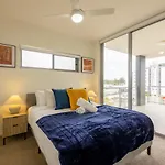 Apartment Modern 3br Riverside W Parking Near Shops And Park Brisbane