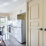 Contemporary 2Br Escape Upper Level Sanctuary