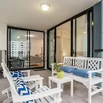 Skyview Pool, Gym & Views Apartment *