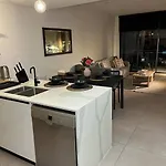 Spacious 2 Bed 2 Bathroom Unit In Heart Toowong