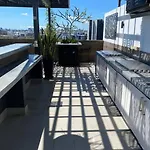 Spacious 2 Bed 2 Bathroom Unit In Heart Toowong