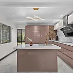 Luxury Living 2b2b In Southern Parking