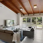 Holiday home Charming 4br House With Parking Near Sunnybank *