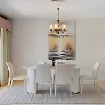 Holiday home Charming 4br House With Parking Near Sunnybank