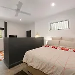 Milton Mews Red Auchenflower Pets Holiday home *