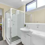Spacious Room Ideal For Biz And Leisure
