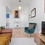 New Farm Nest- 2bed 1bath Balcony *