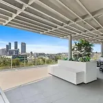 Spacious One-Bedroom Apartment In South Brisbane