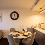 Apartment Cbd 3b2b Near Everything With Parking And Balcony