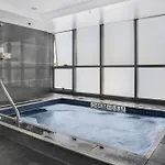 Cosy 1-bed With 41st Floor Views Pool & Gym Apartment *