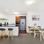 2-Bed City Abode With Swimming Pool Gym & Views
