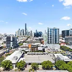 Elegant 2-Bed With Rooftop Dining & Fabulous Views