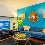 Art Deco Retreat, Shops & Cafes, Public Street Parking