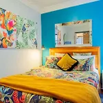 Art Deco Retreat, Shops & Cafes, Public Street Parking