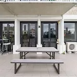 Central Brisbane 2Br Apt - Pool, Gym & Big Balcony M25
