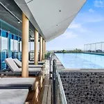Sleek 1-Bed Apartment With Rooftop Pool