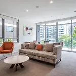 Modern 2 Bedroom Apartment With Parking South Brisbane
