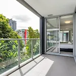 Modern 2 Bedroom Apartment With Parking South Brisbane