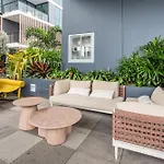 Modern 2 Bedroom With Parking South Apartment *