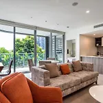 Modern 2 Bedroom With Parking South Apartment Brisbane