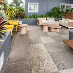 Modern 2 Bedroom With Parking South * Brisbane