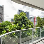 Apartment Modern 2 Bedroom With Parking South