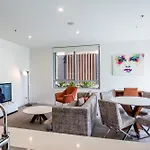 Modern 2 Bedroom With Parking South Apartment *