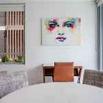 Apartment Modern 2 Bedroom With Parking South *