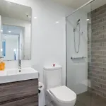 Modern 2 Bedroom With Parking South Apartment