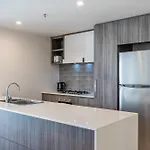 Modern 2 Bedroom With Parking South Apartment *