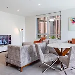 Modern 2 Bedroom Apartment With Parking South Brisbane