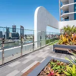 Apartment Modern 2 Bedroom With Parking South *