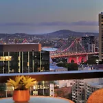 Skyline Serenity Luxury Apt With Free Parking