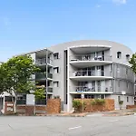 Vibrant 2-Bed Apartment With Pool And Gym Access