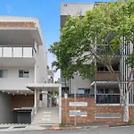 Vibrant 2-Bed Apartment With Pool And Gym Access