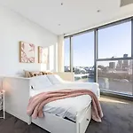 Riverfront 2 Bedroom Apt In Brisbane City With Parking