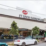 Walk To Uq Shops And Transit Great Value Studio