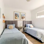 Apartment Artist Retreat With Huge Entertaining Balcony *