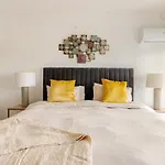 Artist Retreat With Huge Entertaining Balcony *