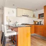 Apartment Artist Retreat With Huge Entertaining Balcony *