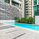 Central 2-Bed Apartment With River Views