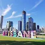 Luxury Peppers Infinity Pool Stylish With 2Bd & 1C Park