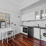 Stylish 1 Bedroom Studio Retreat In The Heart Of City