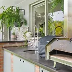 Spacious 3Bdroom Entertaining Unit Close To City, Cafes And Shops