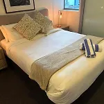 Discover Urban Bliss In Our 1-Bedroom Apartment! City Views And Cultural Gems