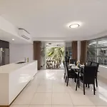 Apartment Newly Renovated 3br 2 Parking Spaces Pool Gym Views Walk To Shops